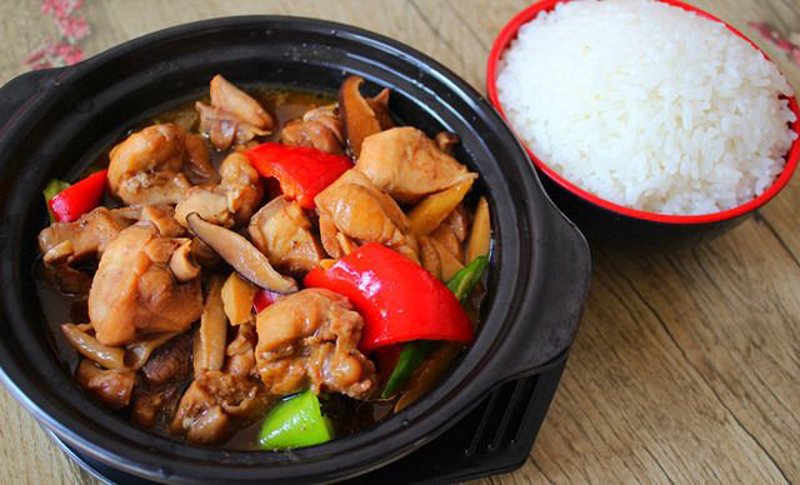 走进地道美食的美妙滋味正宗黄焖鸡米饭